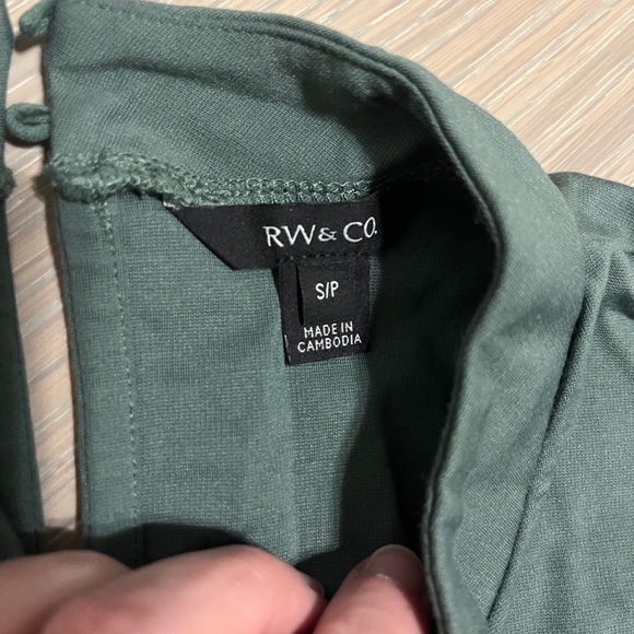 RW&Co. puff sleeve women’s top. 2 buttons on back. EUC - Picture 4 of 5